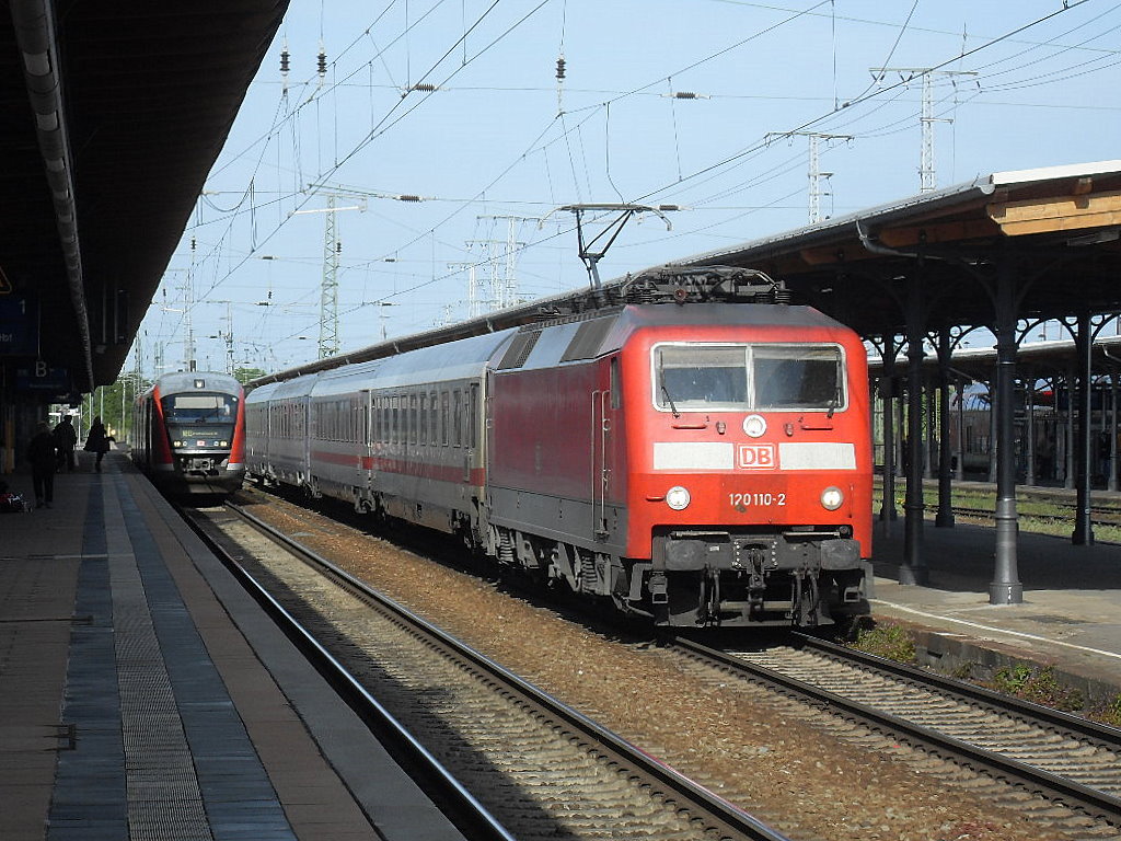 Am 18.05.2012 kam 120 110 mit dem EC 248 nach Hamburg Altona in Stendal an.