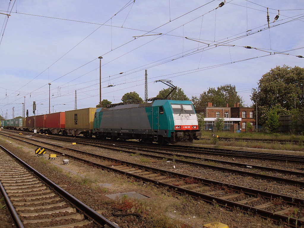 Am 18.05.2012 kam 186 132 mit einem Containerzug durch Stendal.