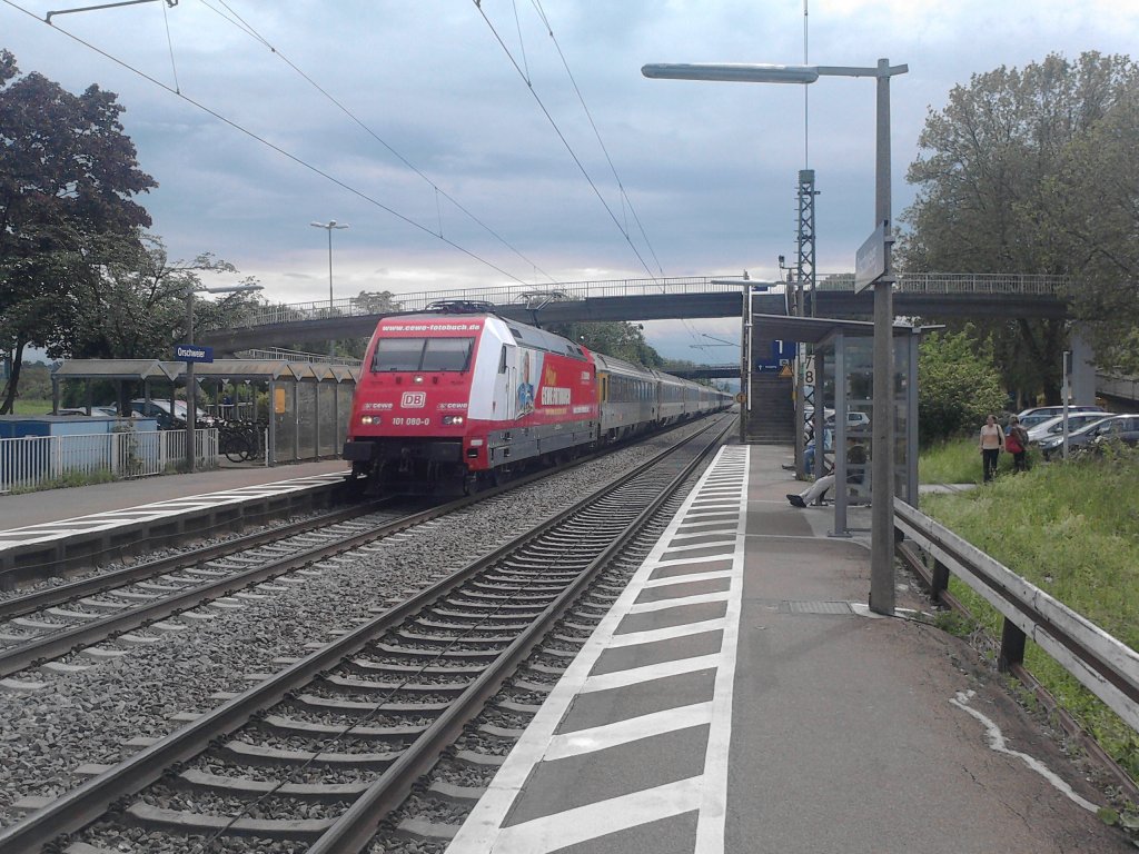 Am 18.05.2012 kam die frisch Beklebte 101 080-0 mit EC6 durch Orschweier. Zum Zeitpunkt dieser Aufnahme fuhr die Lok gerade mal Zwei Tage mit ihrer Cewe-Fotobuch Werbung.