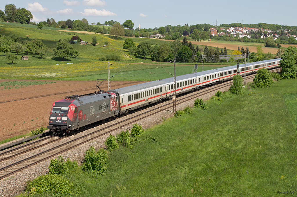 Am 18.05.2013 konnte ich erstmals die fr die Frankfurter Eintracht werbende 101 110-5 aufnehmen. Mit einem IC aus Richtung Mnchen passiert die Lok hier die Nassachtalbrcke bei Uhingen.