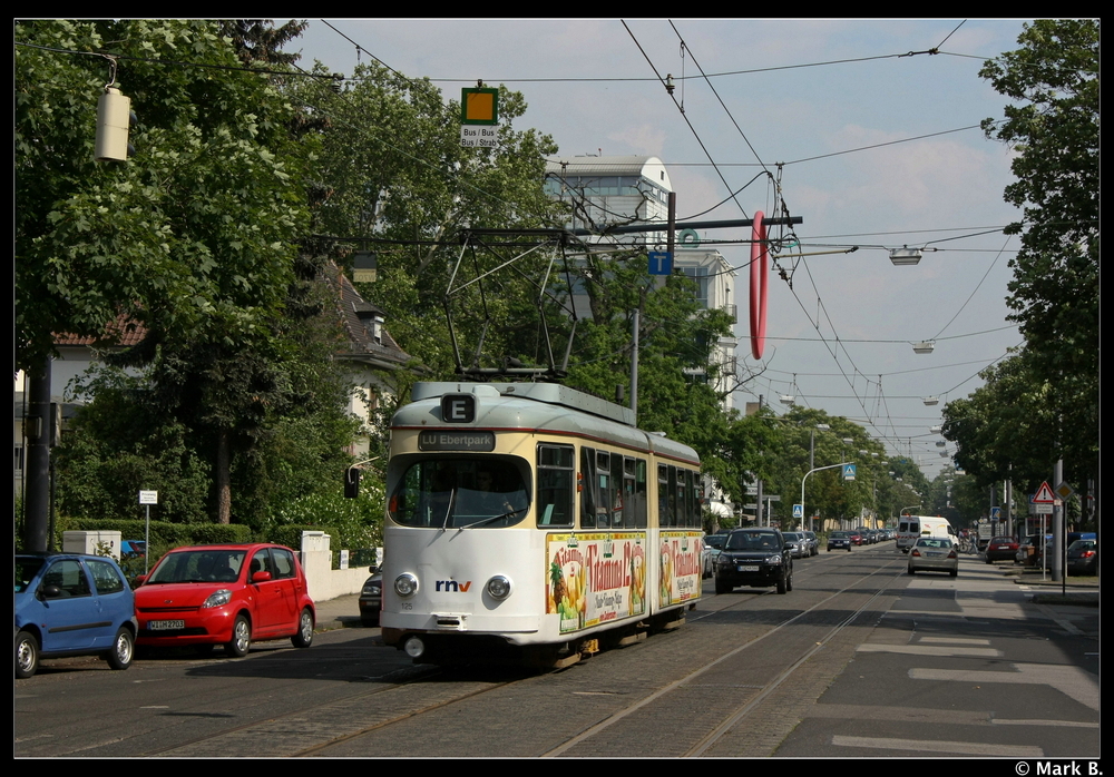 Am 18.06.10 war Wagen 125 (Ludwigshafens letzter hochflur GT6) auf dem Ebertparkverst�rker anl�ssig des Parkfestes unterwegs. Hier sehen wir ihn an der Fichtestra�e.