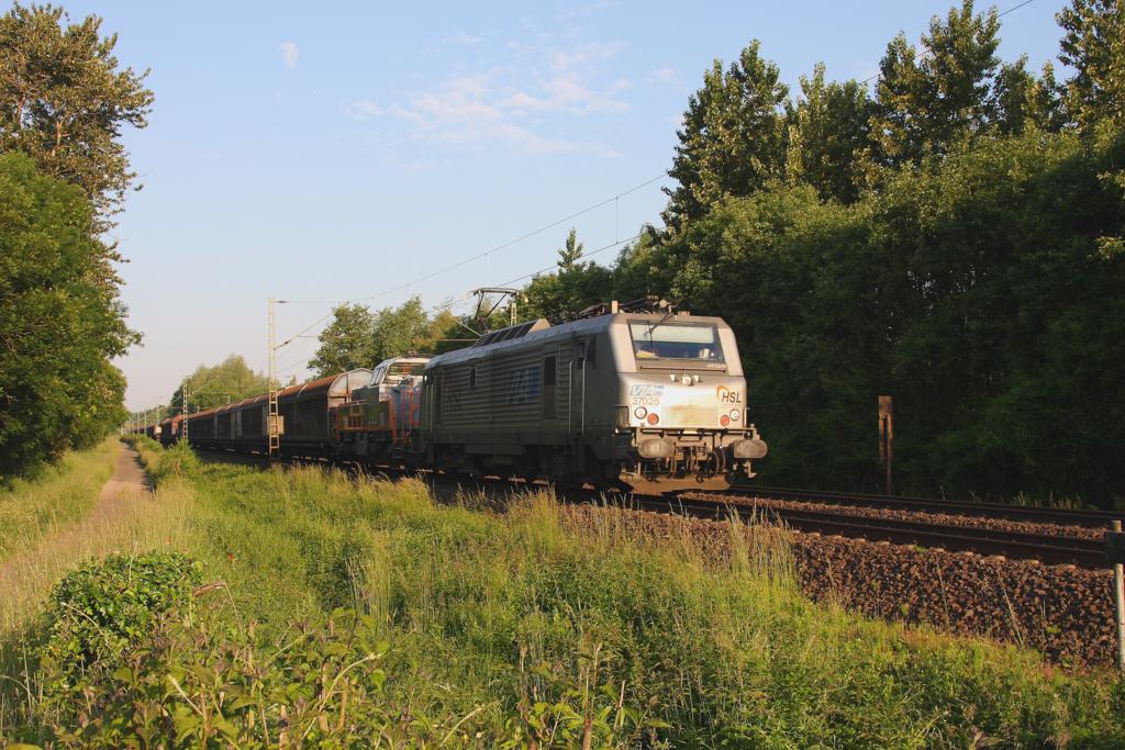 Am 18.06.2013 ist im ersten Morgenlicht die Fret 37025 von Akiem HSL VIA 
mit einem Gterzug auf der Rollbahn unterwegs. Um 06.57 Uhr begegnete
sie mir in Osnabrck - Hellern auf dem Weg in Richtung Norden.
