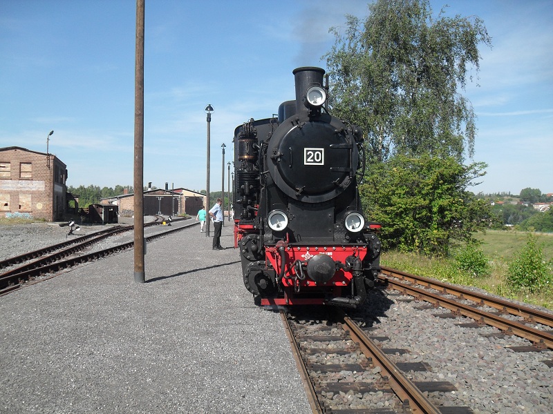 Am 18.08.2012 ist Lok 20 mit dem ersten ffentlichen Personenzug am nun fertig gestellten neuen Bahnsteig in Hettstedt-Kupferkammerhtte eingefahren.