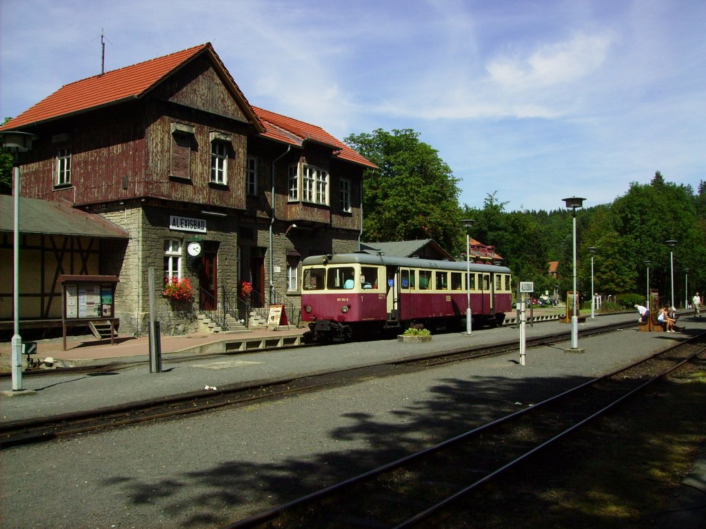 Am 18.08.2012 wartet Tw 187 012 auf die Kreuzung mit dem Sonderzug, bestehend aus der Mallet-Gastlok, der 99 6101 und der historischen Wagengarnitur der HSB, im Bahnhof Alexisbad ab. Er wird nach der Kreuzung mit ca. +15 als 8972 nach Quedlinburg weiterfahren.