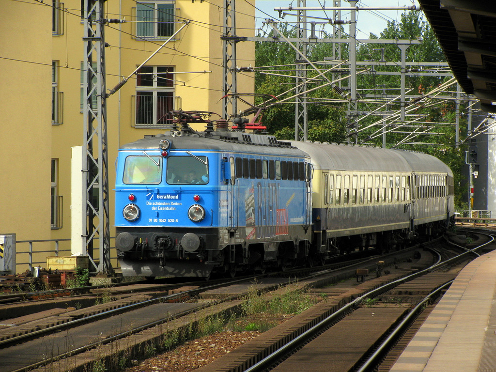 Am 18.09. gab es ein Treffen mit Frank und Rolf in Berlin. Als erstes wurden die Sonderz�ge zur Anti-Atomkraft-Demo nach Berlin fotografiert. Hier der Sonderzug aus Richtung Koblenz, bei der Fahrt durch den Bahnhof Friedrichstr. in Berlin.