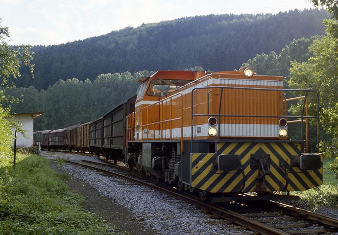 Am 18.09.1986 fuhr die D 67 der RLG mit ihrem Gterzug durch Mschede Richtung Neheim-Hsten.