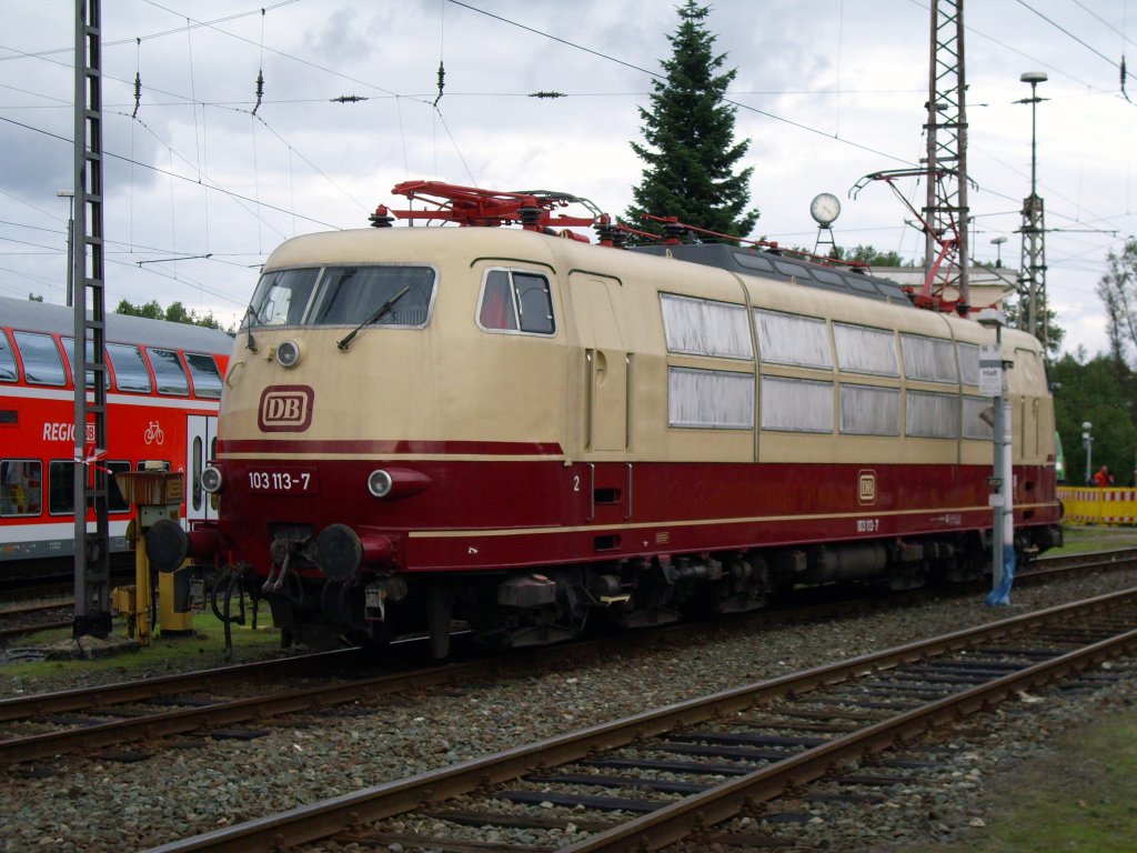 Am 18.09.2010 ebenfalls in Osnabrck zur 175-Jahr-Feier auf Platte gebannt. Die 103 113 (Henschel 31431, 1970) ist auf dem Weg zur Drehscheibe.