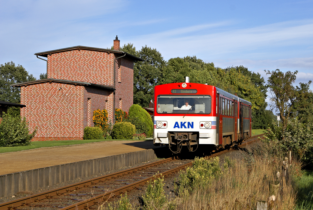 Am 18.09.2010 passiert ein VT2E (VT 2.46) der AKN als A3 nach Elmshorn das ehemalige Bahnhofsgebude von Langeln.