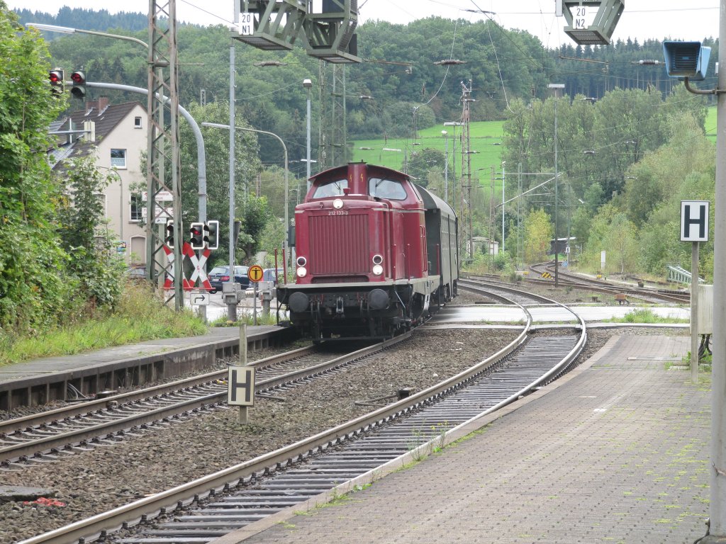 Am 18.09.2011 ist 212 133-9 mit einem Sonderzug von Siegen nach Hagen unterwegs und fhrt in den Bahnhof Finnentrop ein.