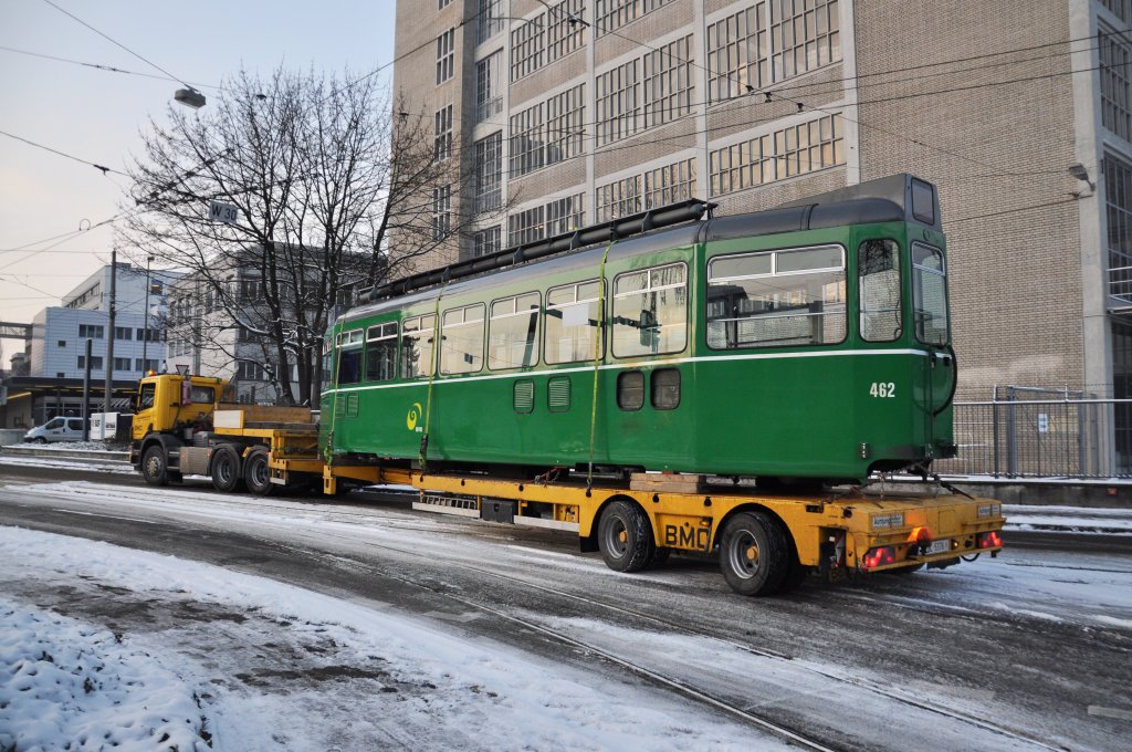 Am 18.09.2012 geriet der Be 4/4 462 auf dem Bruderholz in Brand. Am 18.01.2013 geht der Be 4/4 462 auf seine letzte Reise. Um ca. 09 Uhr beginnt die Fahrt zur Firma Thommen AG in Kaiseraugst. Die Aufnahme stammt vom 18.01.2013