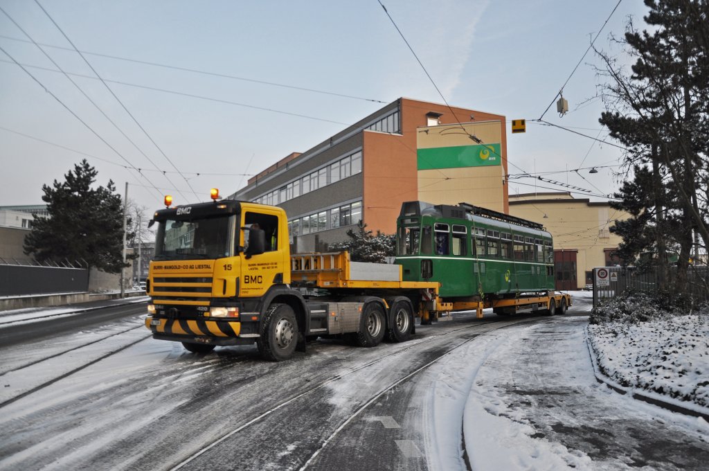 Am 18.09.2012 geriet der Be 4/4 462 auf dem Bruderholz in Brand. Am 18.01.2013 geht der Be 4/4 462 auf seine letzte Reise. Um ca. 09 Uhr beginnt die Fahrt zur Firma Thommen AG in Kaiseraugst. Die Aufnahme stammt vom 18.01.2013.
