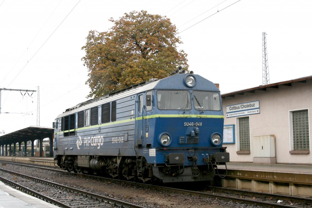 Am 18.10.09 ist SU46-048 mit ihtem Reisezug in Cottbus angekommen.
