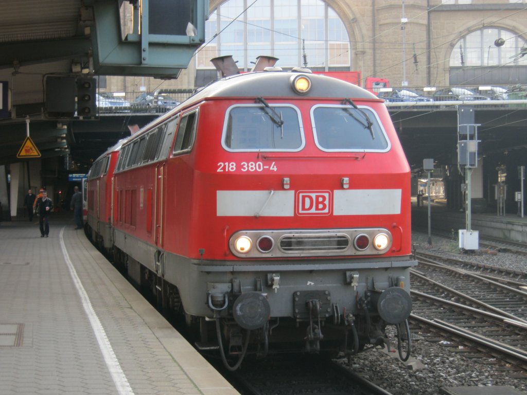 Am 18.10.2010 warteten 218 380-4 und 218 322-6 im Hamburger HBF auf die Ausfahrt nach Westerland (Sylt).