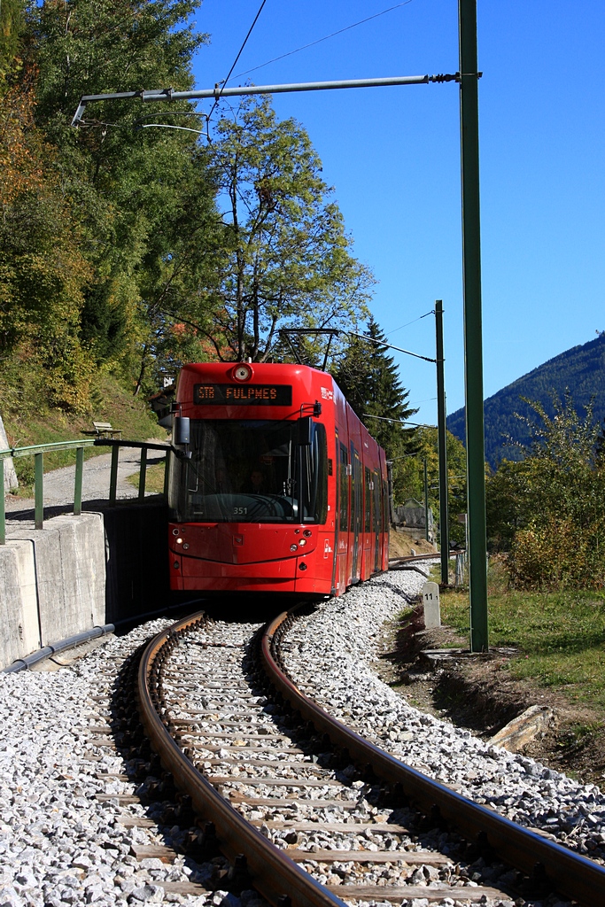 Am 18.10.2011 ist IVB 351 unterwegs nach Fulpmes, auf der Stubaitalbahn bei Kreith.