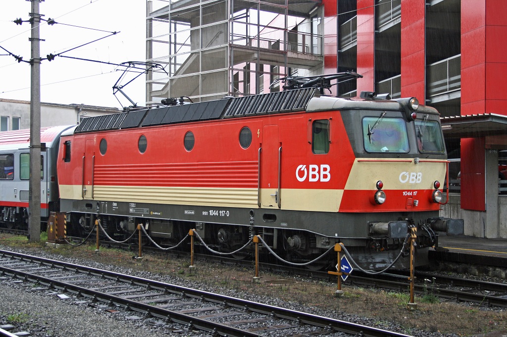 Am 18.11.2009 steht die 1044 117 mit IC536 am Bahnsteig 1 in Bruck/Mur.