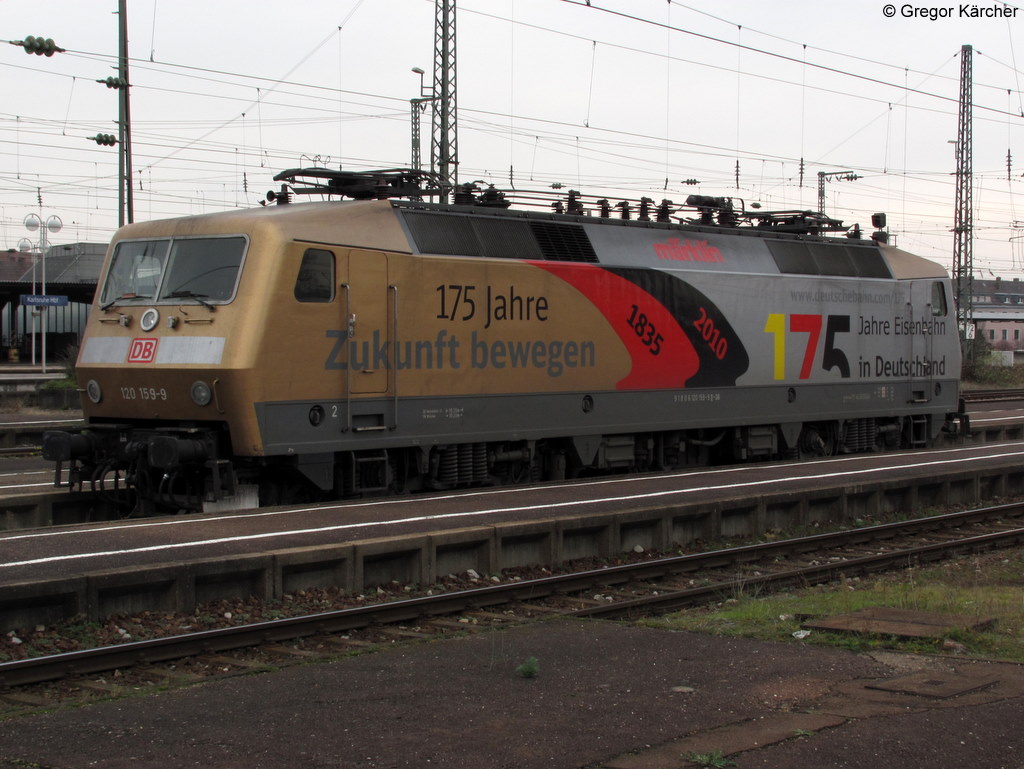 Am 18.11.2010 gnnte sich die 120 159-9 im Karlsruher Hbf eine Verschnaufpause. Das Bild entstand von einem Bahnsteig.