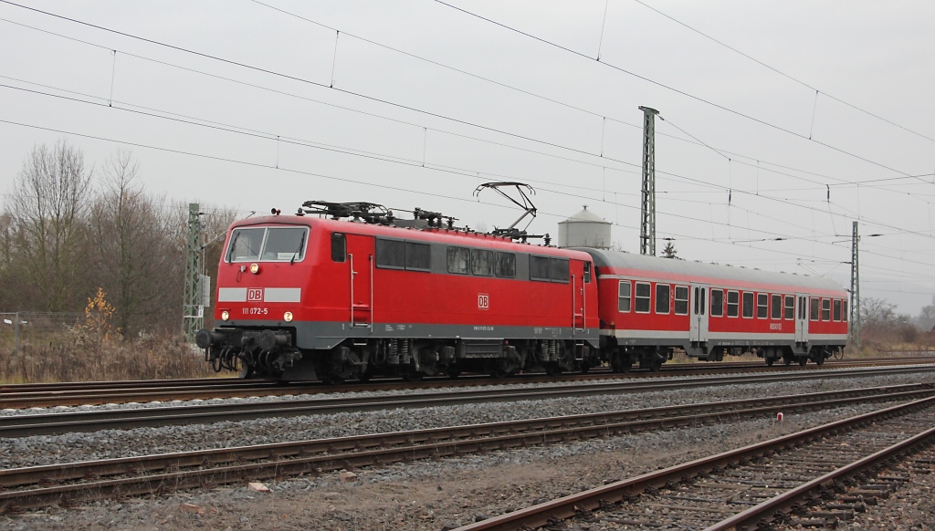 Am 18.11.2011 kam 111 072-5 mit einem n-Wagen in Richtung Norden durch Eschwege West. ... Im Zugzielanzeiger der 11 stand  Sonderfahrt  ... Keine Ahnung, was das war.