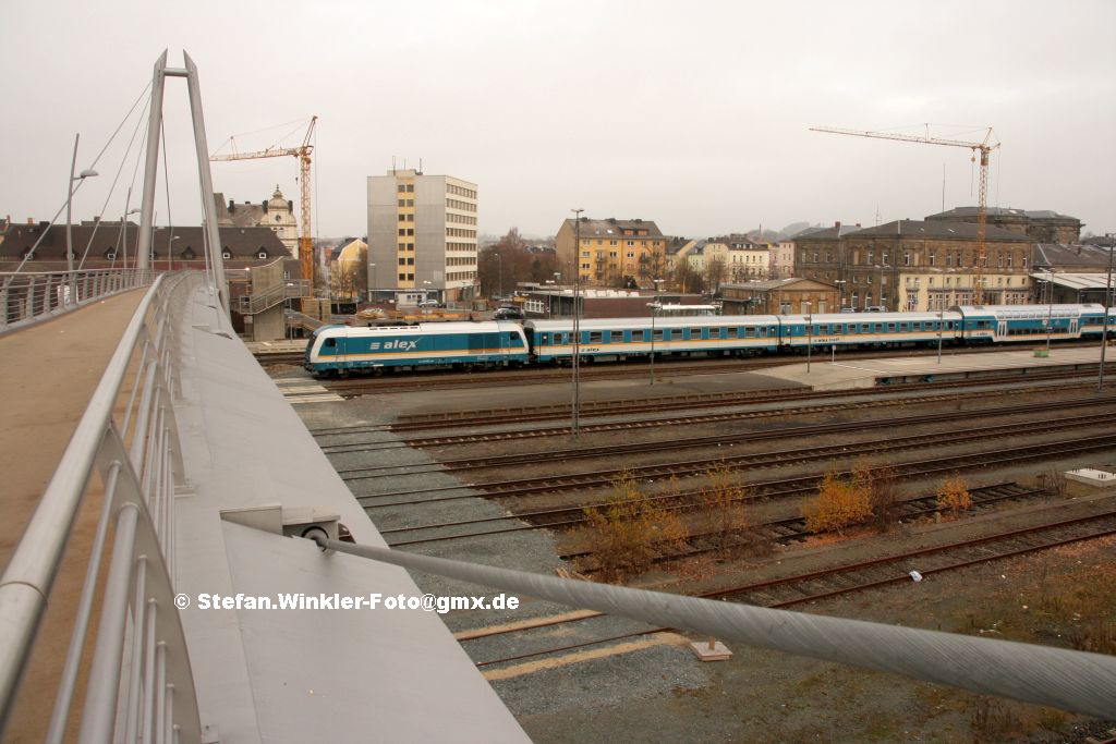 Am 18.11.2011 machte ich mal dieses Bild vom neuen Luftsteg in Hof mit dem grade wegsetzenden Alex. Jetzt steht hinter der Lok schon ein Oberleitungsmast.... Der grosse Wandel in Hof hat begonnen...