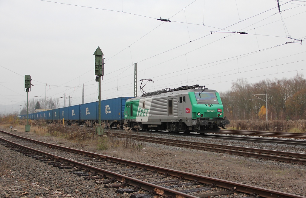 Am 18.11.2011 wurde die  blaue Wand  noch ber die KBS 613 umgeleitet. Nach Fahrplanwechsel im Dezember fhrt sie planmig hier lang. Bespannt wurde sie an diesem Tag mit 437024. Aufgenommen in Eschwege West.