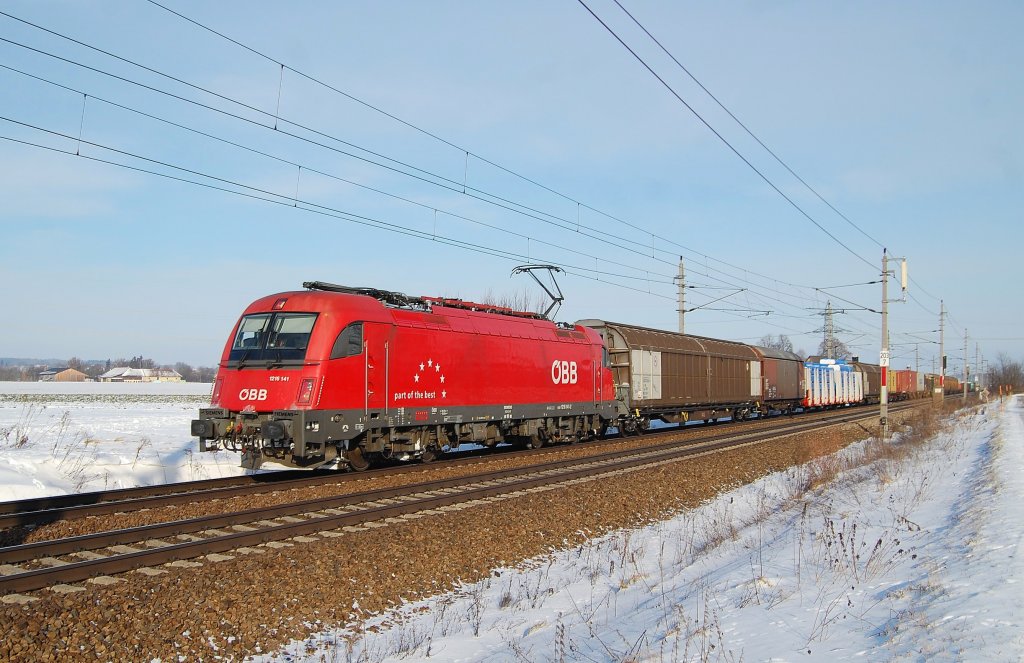 Am 18.12.2010 ist auch die 1216 141 mit einem gemischten
G�terzug bei Marchtrenk �ber die Westbahn gerollt.