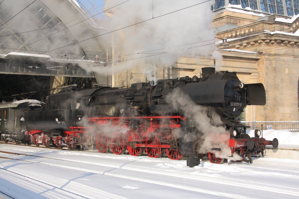 Am 18.12.2010 fuhr 52 8177-9 mit einem Sonderzug von Berlin nach Dresden. Hier ist die Lok an ihrem Zielbahnhof zu sehen. 