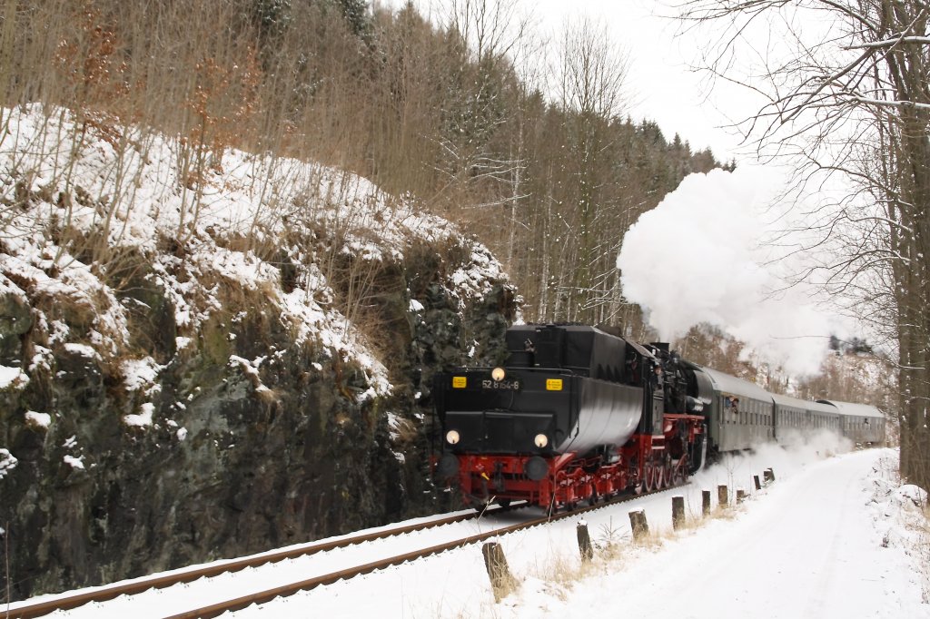 Am 18.12.2011 ist 52 8154-8 mit ihren Leerzug in Richtung Cranzahl unterwegs. Hier passiert sie den Felsen an der Ausfahrt des Bahnhofs Annaberg-Buchholz Sd.

