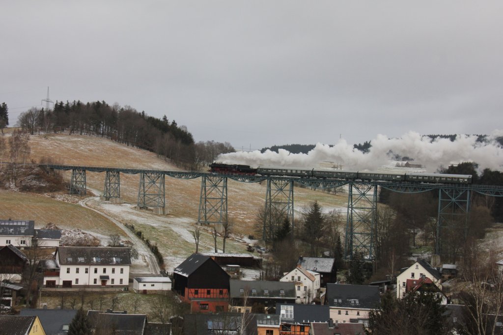 Am 18.12.2011 fhrt 52 8154 mit ihren Sonderzug zur Bergparade nach Annaberg-Buchholz. Hier auf dem Markersbacher Viadukt.