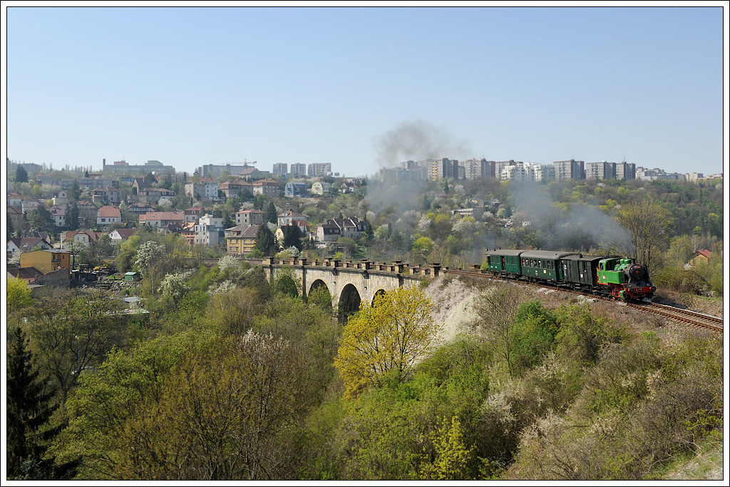 Am 18.4.2011 ging es, ausgehend von Prague Smichov ber den Prager Semmering nach Beroun. Bespannt wurde der Zug mit der 1872 gebauten 213.902. Die Aufnahme zeigt den Sonderzug in Prag auf einem der schnen Viadukte, die man in Prag mitten in der Stadt entlang des Prager Semmerings finden kann.