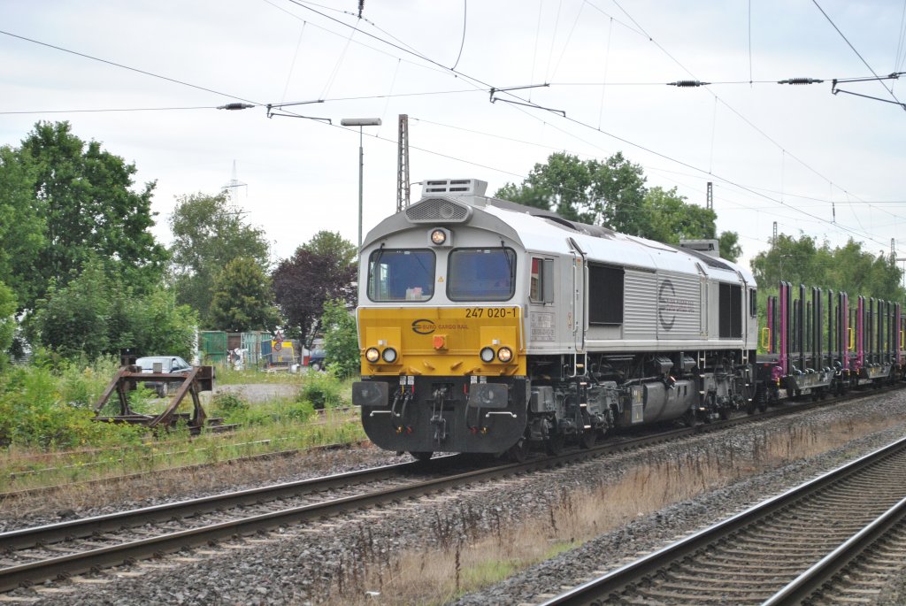 Am 18.7.2011 zieht 247 020-1 einen Gterzug durch Ratingen-Lintorf.