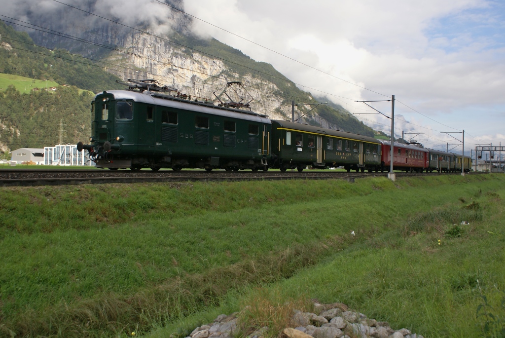 Am 18.9.10 fuhr das Team des Depots Olten mit der Re 4/4 I 10001 ber den Gotthard. Der Zug berraschte mich in Erstfeld.