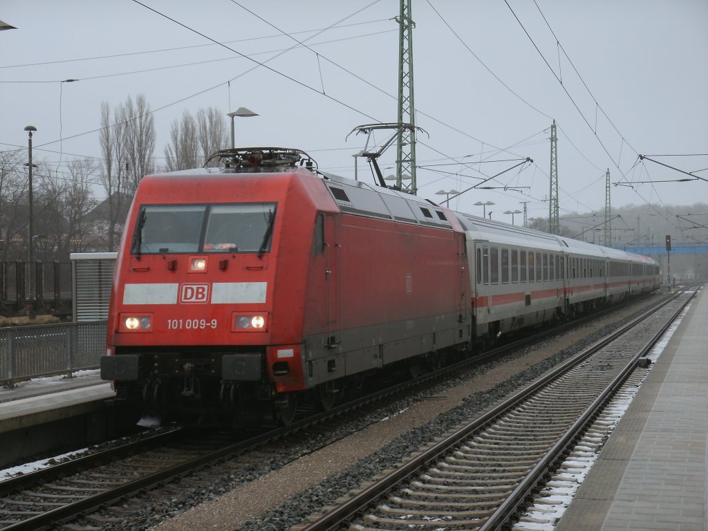 Am 18.Februar 2012 war 101 009 mit dem IC 2377 Binz-Frankfurt/Main bei Tauwetter in Bergen/Rgen.