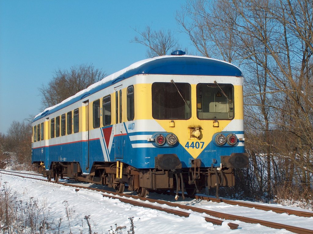 Am 19-12-2009, die Triebwagen 4407 zwischen Mariembourg und Nismes
