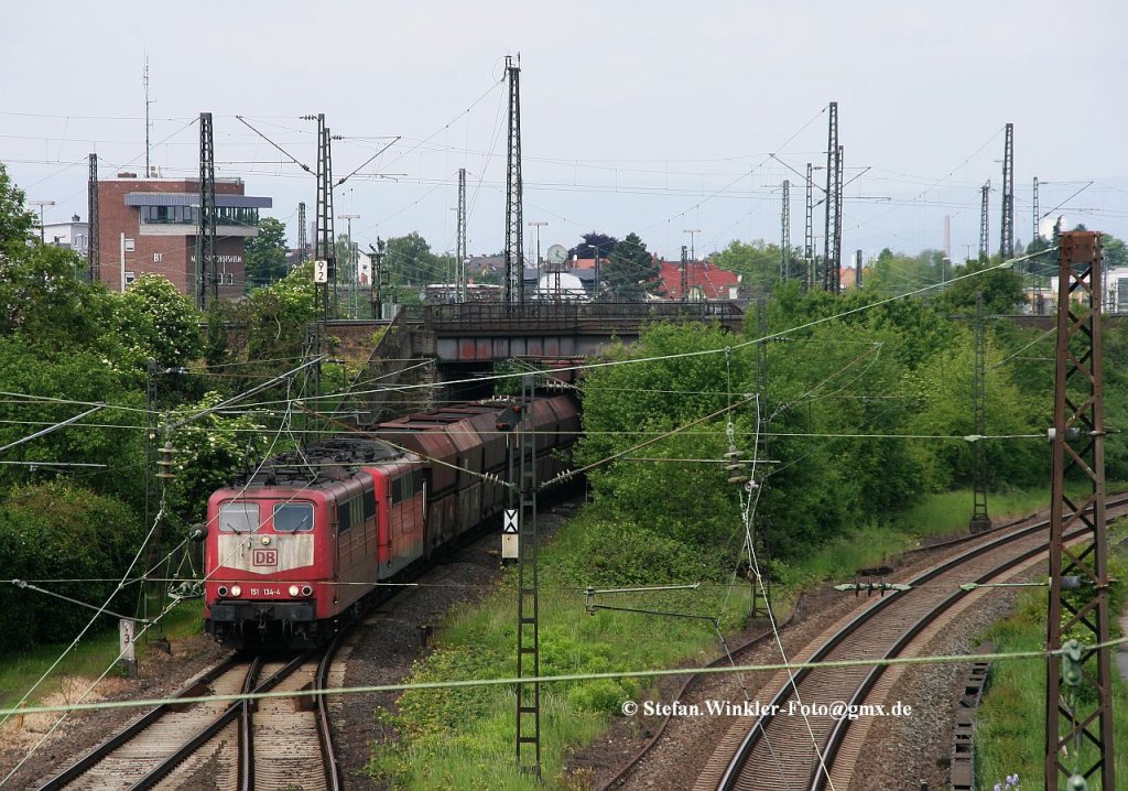 Am 19. Mai 2012 entstand dieses Bild von der Feldwegbr�cke bei Mainz-Bischoffsheim (Hintergrund). Dabei konnte auch dieser lange Kohlenzug mit 151 134 und 102 fotografiert werden. Fahrtrichtung geht nach R�sselsheim.