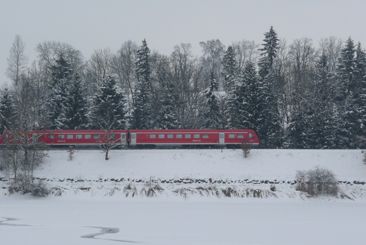 Am 19.01.13 fhrt eine 612-Doppelgarnitur als RE von Oberstdorf/Lindau nach Augsburg, am Bachtelweiher in Kempten vorbei.