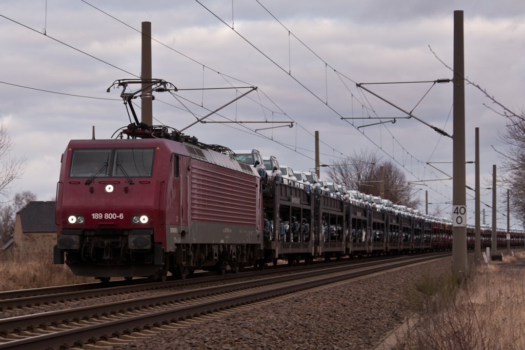Am 19.02.2012 fhrt 189 800-6 der MTEG mit einem Autozug bei Radegast in Richtung Leipzig.