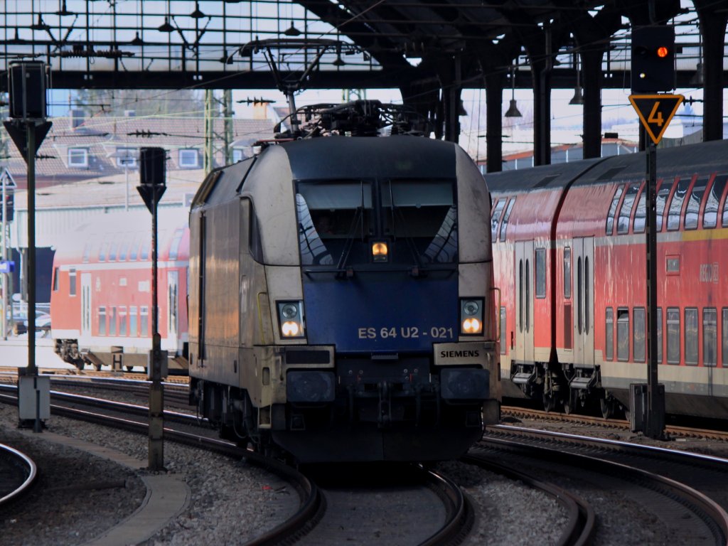 Am 19.03.2011 kommt der Taurus ES 64 U2-021 der Wiener Lokalbahnen als Lz durch den Aachener Hbf. Die Lok hat gerade in Aachen West einen Autozug abgestellt, den sie aus Sddeutschland nach hier gezogen hat und verbringt hier am Hbf das Wochenende.