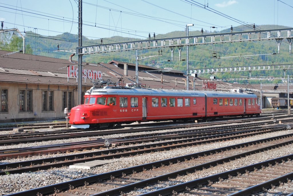 Am 19.04.11 macht sich der Churchill-Pfeil RAe 4/8 1021 in Olten auf den Weg vom Depot in den Bahnhof.