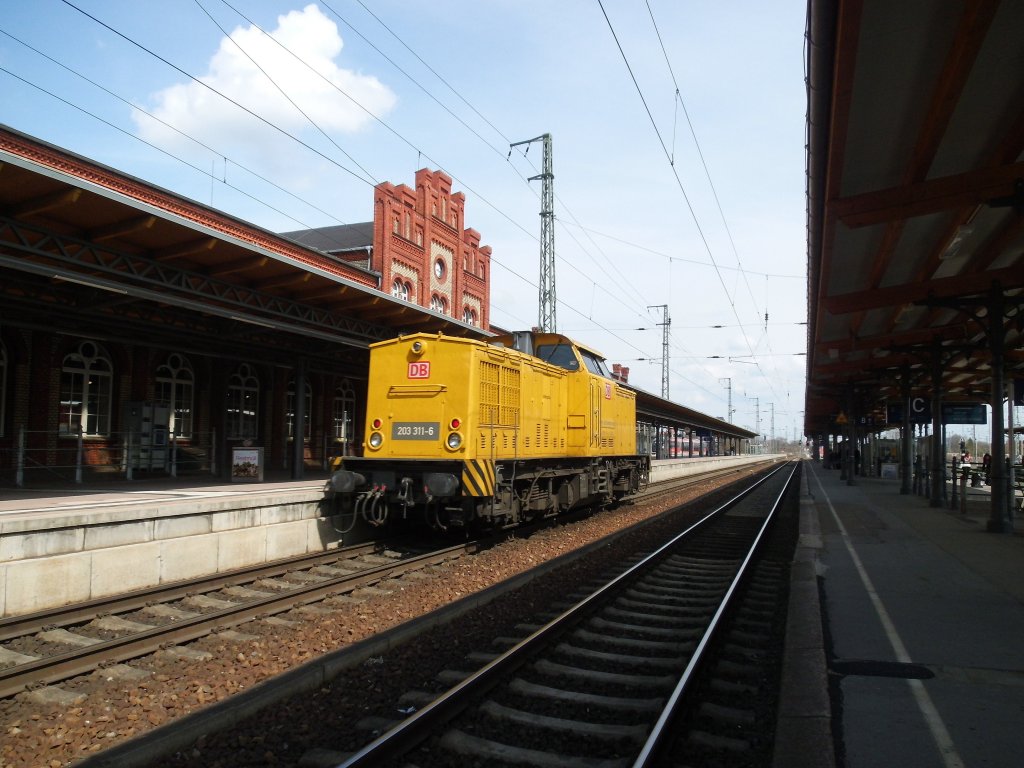 Am 19.04.2013 fuhr die 203 311 durch den Bahnhof Stendal in das RAW Stendal.