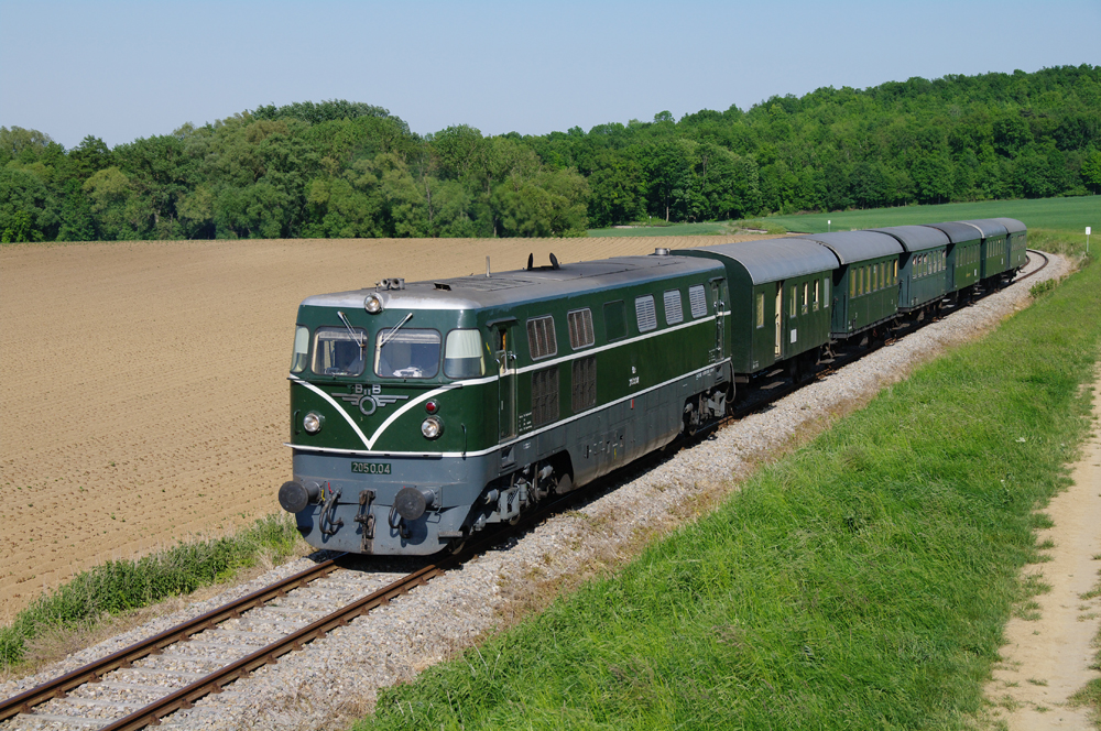 Am 19.05. 2012 bespannte die 2050.004 den aus 6 Vierachsern bestehenden EZ 7399,
und wurde von mir zwischen Ernstbrunn und Naglern aufgenommen.