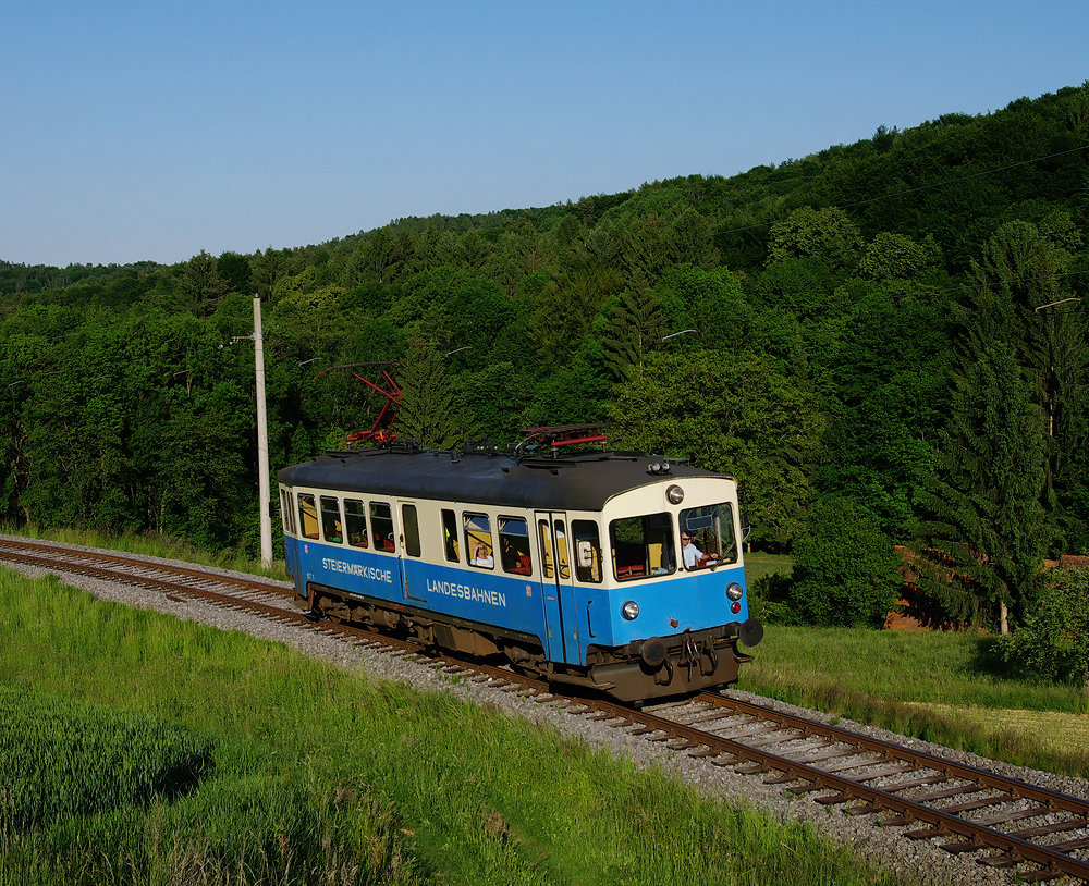 Am 19.05. war der ET 1 in  Ursprungslackierung als R 8613 von Feldbach nach Bad Gleichenberg unterwegs. Der Triebwagen wurden 1930 von der Grazer Waggonfabrik gebaut. Er hat eine Leistung von 300 kW, eine H�chstgeschwindigkeit von 50 km/h und bietet f�r 58 Personen Platz. 1979 wurde der Gleichstromtriebwagen modernisiert, der h�lzerne Wagenkasten wurde durch einen St�hlernen ersetzt. 
