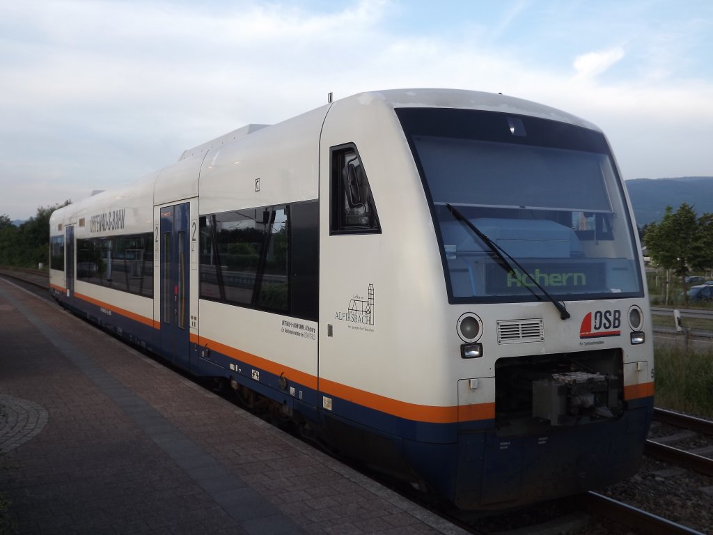 Am 19.06.13 ist der Regio Shuttle VT 531 der Ortenau-S-Bahn auf der Strecke Achern-Ottenhfen im Einsatz.Hier steht er im Bahnhof von Achern und wartet auf die Abfahrt nach Ottenhfen.