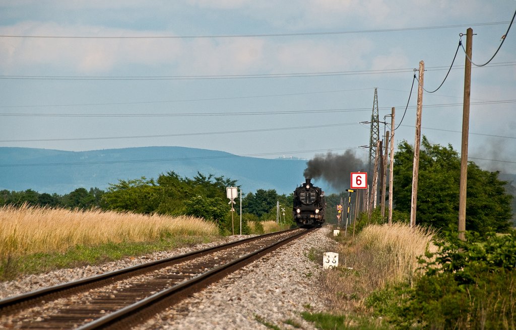 Am 19.06.2010 war die BR 109.013 mit R 16236 von Bratislava ber Marchegg Richtung Wien unterwegs. Fotografisch festgehalten kurz vor Oberweiden.