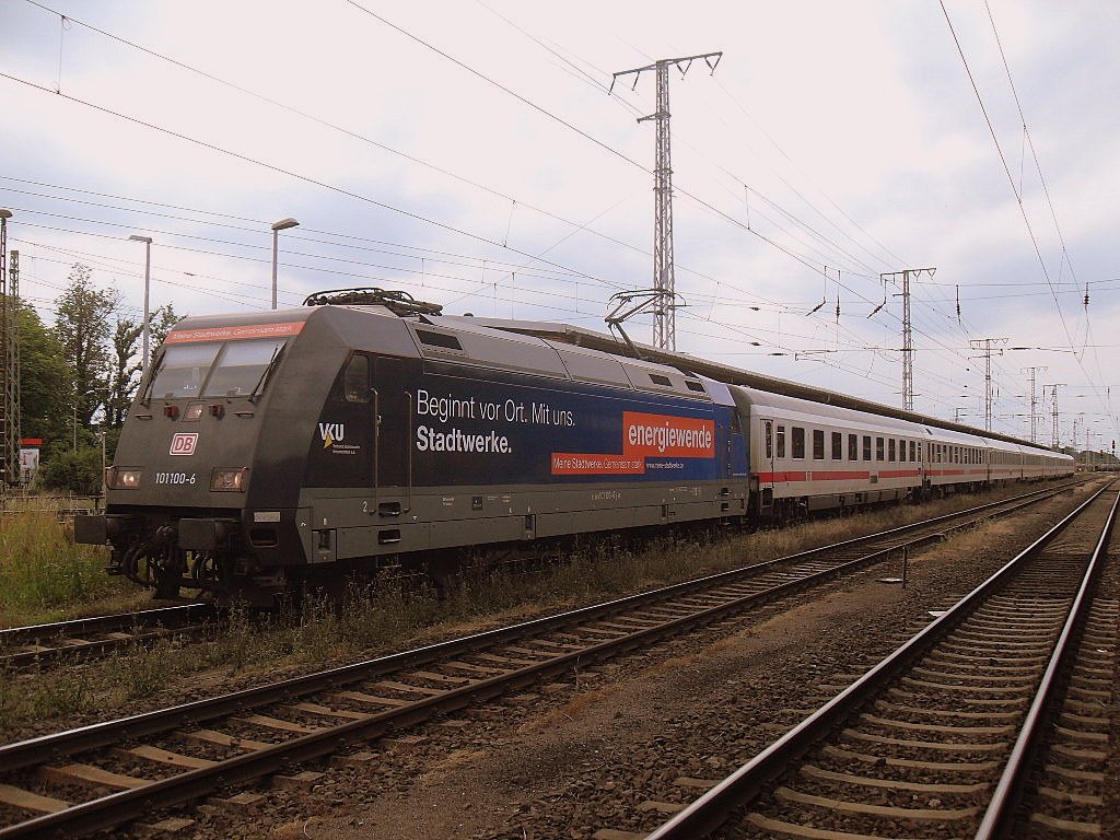 Am 19.06.2012 kam 101 100 mit IC Umleiter 2049 durch Stendal in Richtung Leipzig.
