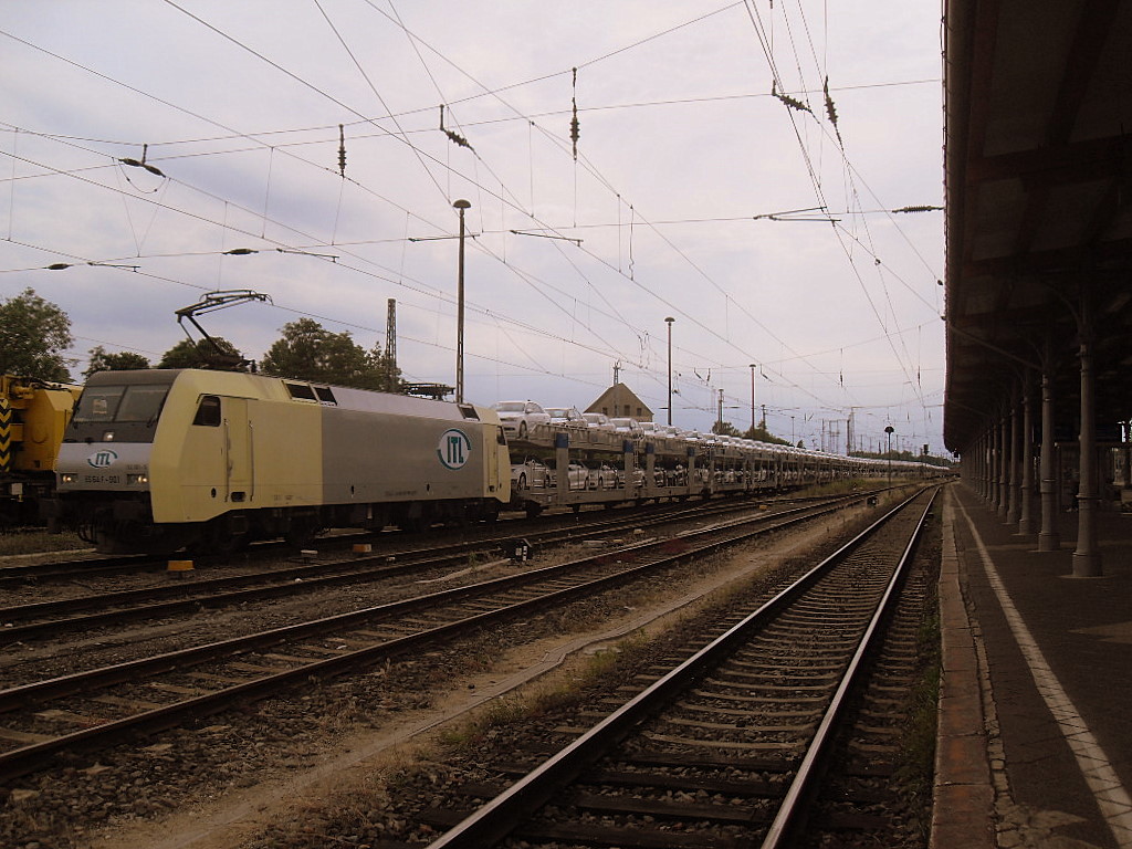Am 19.06.2012 kam 152 196 (ES 64 F-901) mit einem Autozug durch Stendal. 