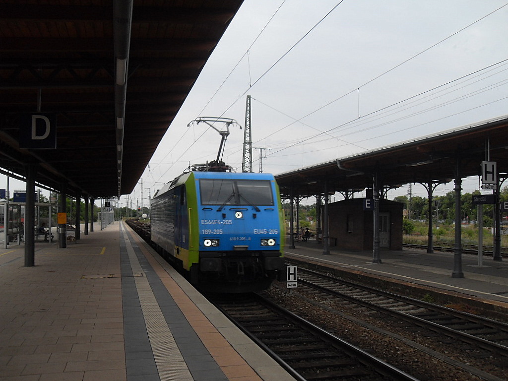 Am 19.06.2012 kam ES64 F4-205 (189 205 /EU45-205)der PKP mit einem Containerzug durch Stendal in Richtung Hamburg.