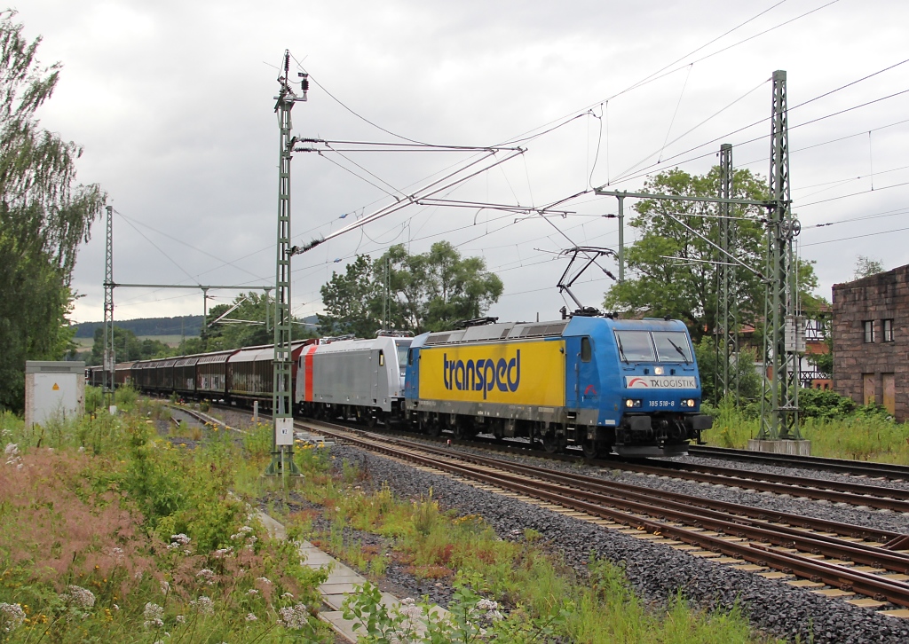 Am 19.07.2012 hat eine Ungewhnlichkeit die andere gejagt: 185 518-6 mit einer nagelneuen Railpool 185 fr Schweden (185 699-7) und H-Wagen in Fahrtrichtung Norden. Aufgenommen am B Eltmannshausen/Oberhone.