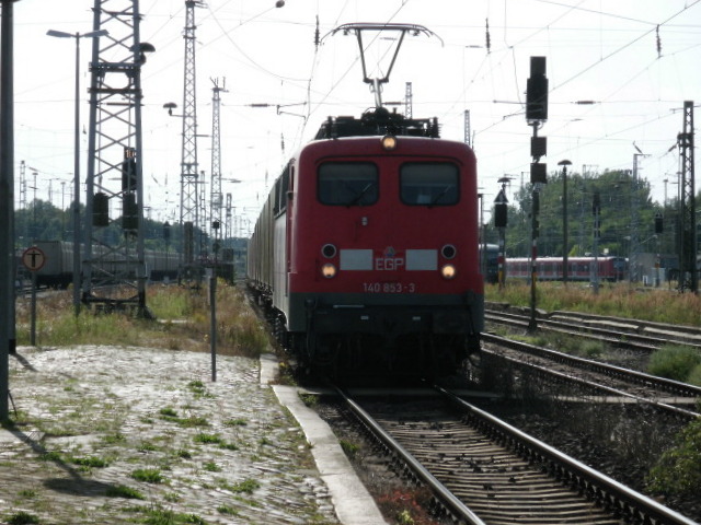 Am 19.08.2012 kam 140 853 der EGP mit einem Containerzug durch Stendal in Richtung Magdeburg.