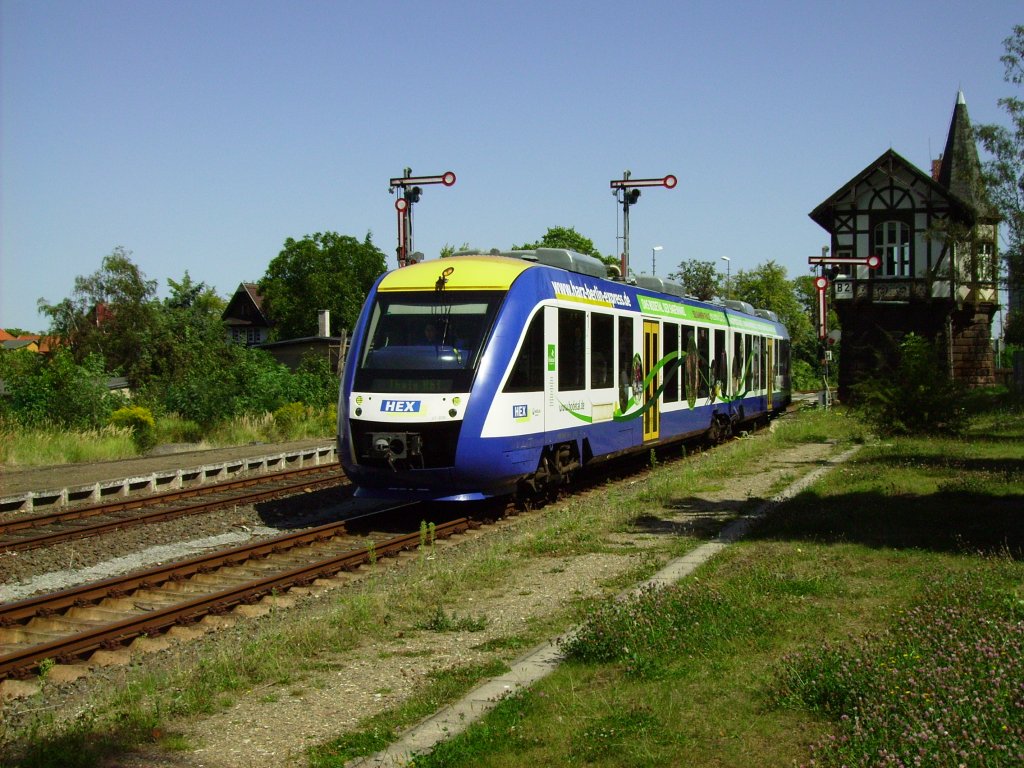 Am 19.08.2012 konnte HEX 80820 bei der Einfahrt in Thale Hbf. fotografisch vor dem schnen Stellwerk und den Formsignale verewigt werden.