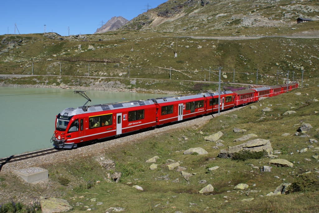Am 1.9.10 nhert sich der ABe 8/12 3503 Ospizio Bernina.