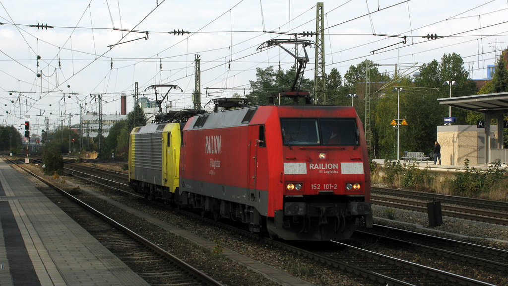 Am 19.10. traf ich am Heimeranplatz des weiteren 152 101-2 im gemischten DB Doppel mit der 189 915 von MRCE. 